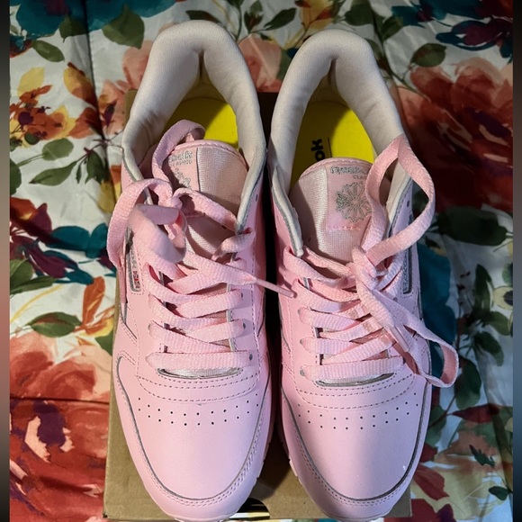 Reebok Classics - Picture 2 of 6